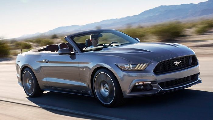 Η Mustang θα διατίθεται σε εκδόσεις fastback και convertible (φωτό), με την 1η να προσφέρεται σε χρώμα Race Red και την 2η σε Magnetic Silver.